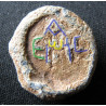 Badr (?). Sceau islamique en plomb à monogramme grec (Ø 18 mm, 9,88 g). Époque byzantine.