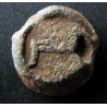 Badr (?). Sceau islamique en plomb à monogramme grec (Ø 18 mm, 9,88 g). Époque byzantine.