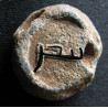 Badr (?). Sceau islamique en plomb à monogramme grec (Ø 18 mm, 9,88 g). Époque byzantine.