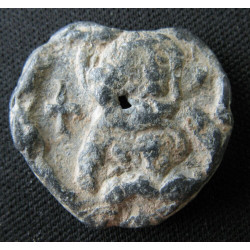 Jean ? Maio ? Mitola ? Sceau byzantin en plomb (Ø 20 mm, 7.32 g). VIᵉ-VIIᵉ siècle.
