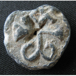 Jean ? Maio ? Mitola ? Sceau byzantin en plomb (Ø 20 mm, 7.32 g). VIᵉ-VIIᵉ siècle.