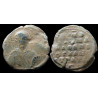 N - Protospathaire épi tou Chrysotriklinou et stratège. Sceau byzantin en plomb (Ø 25 mm, 13,45 g). IXᵉ siècle.