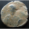 N - Protospathaire épi tou Chrysotriklinou et stratège. Sceau byzantin en plomb (Ø 25 mm, 13,45 g). IXᵉ siècle.