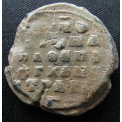 N - Protospathaire épi tou Chrysotriklinou et stratège. Sceau byzantin en plomb (Ø 25 mm, 13,45 g). IXᵉ siècle.