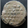 N - Protospathaire épi tou Chrysotriklinou et stratège. Sceau byzantin en plomb (Ø 25 mm, 13,45 g). IXᵉ siècle.