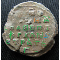 N - Protospathaire épi tou Chrysotriklinou et stratège. Sceau byzantin en plomb (Ø 25 mm, 13,45 g). IXᵉ siècle.