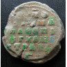 N - Protospathaire épi tou Chrysotriklinou et stratège. Sceau byzantin en plomb (Ø 25 mm, 13,45 g). IXᵉ siècle.