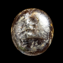 Intaille italique en agate brûlée – Personnage sur une amphore – Ex collection Fallani – IIe siècle av. J.-C.
